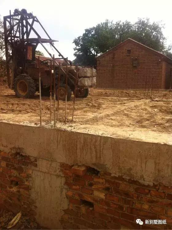 小伙盖三层农村别墅，占地150平米只花不到50万，你觉得怎么样？