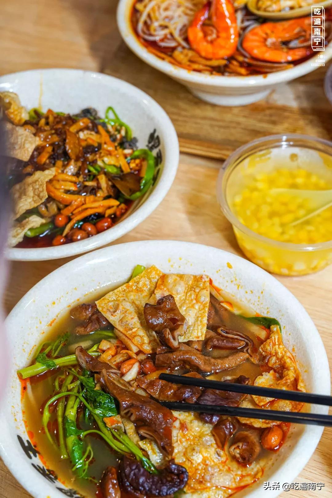 最近有一家特别火的螺蛳粉店,广西南宁西乡塘皇冠螺螺蛳粉