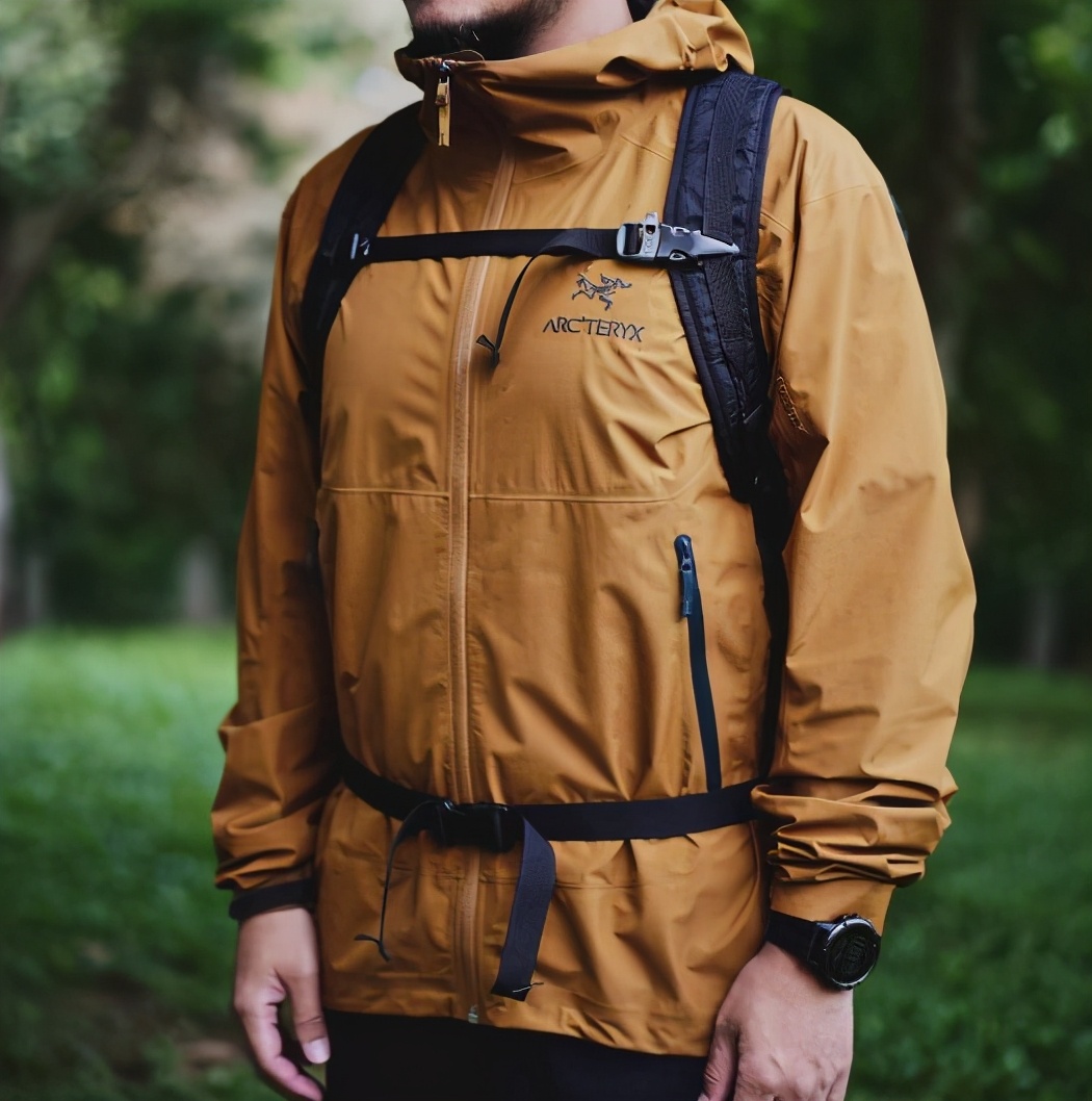 旅游登山必备的装备有哪些,户外徒步登山带什么