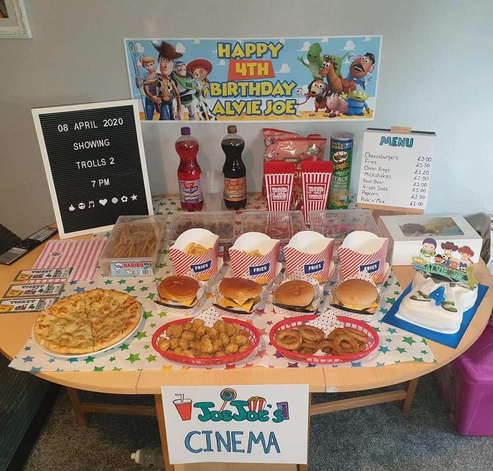 英国母亲在家为儿子生日复刻影院观影体验网友赞创意绝妙