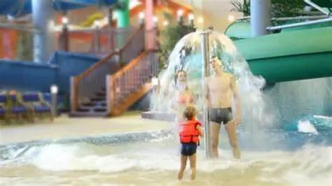 带宝宝去水上乐园玩室外游乐园,带宝宝去水上乐园充气滑梯