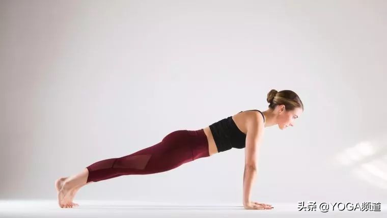 练瑜伽怎么改善一弯腰就拱背,瑜伽如何纠正骨盆旋转和侧移