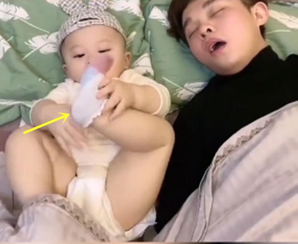 被呼噜声吓醒的小孩脱袜子,宝宝被爸爸的呼噜声吓哭后