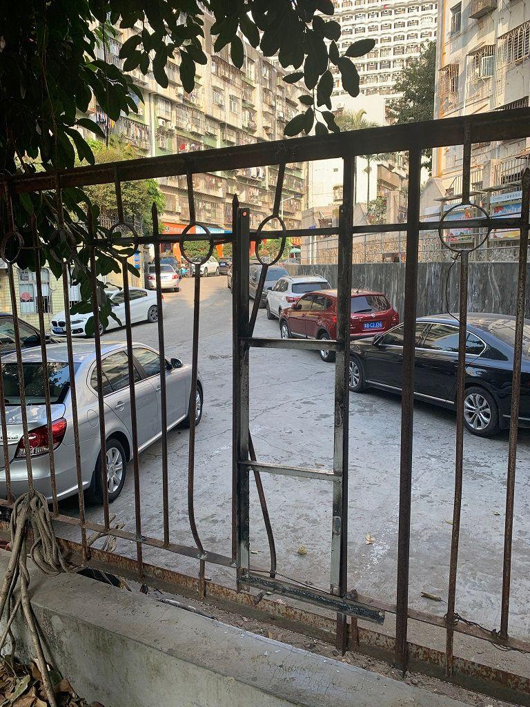 稀罕！运动场篮球架上没篮框？