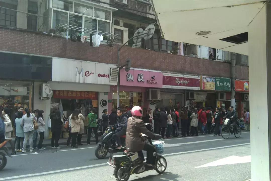 靠杯子创新，6平小店月营收50万，7年开出200家直营店