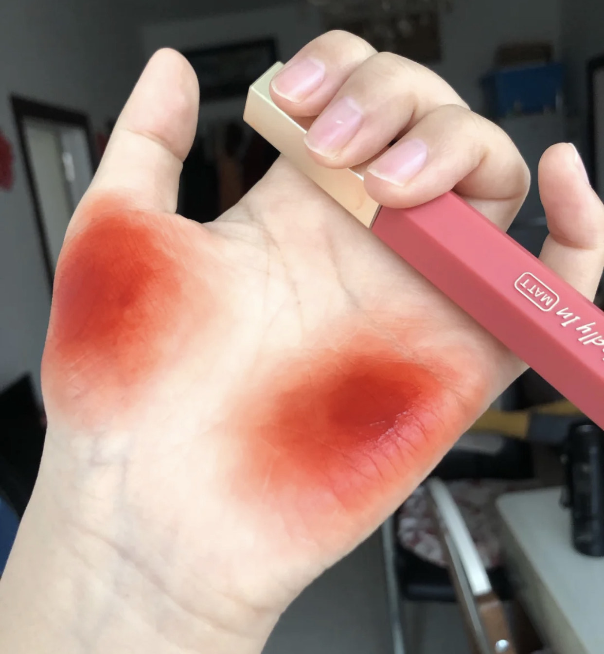 贫民窟女孩的“平价口红”，温柔又高级，牌子热门性价比还高