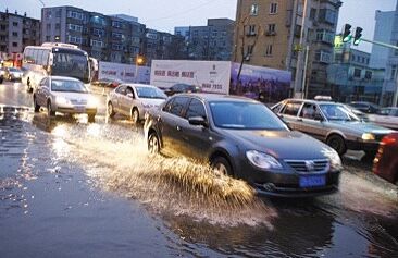 车在水里开了以后吱吱响,车在水里熄火了以后有啥影响