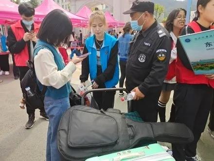 爸爸对远行的女儿说：愿你别踩学姐的坑，不负大学四年好年华