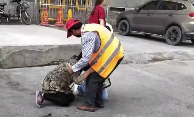 小孩掉下水道井盖被路人飞速救起,男孩踩中破损井盖多方联动施救
