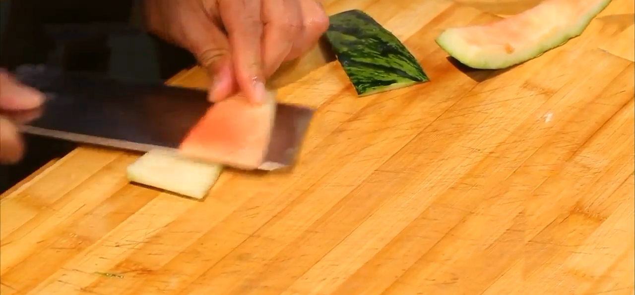 如何自制凉皮凉了也劲道,自制凉皮怎么做又滑又劲道