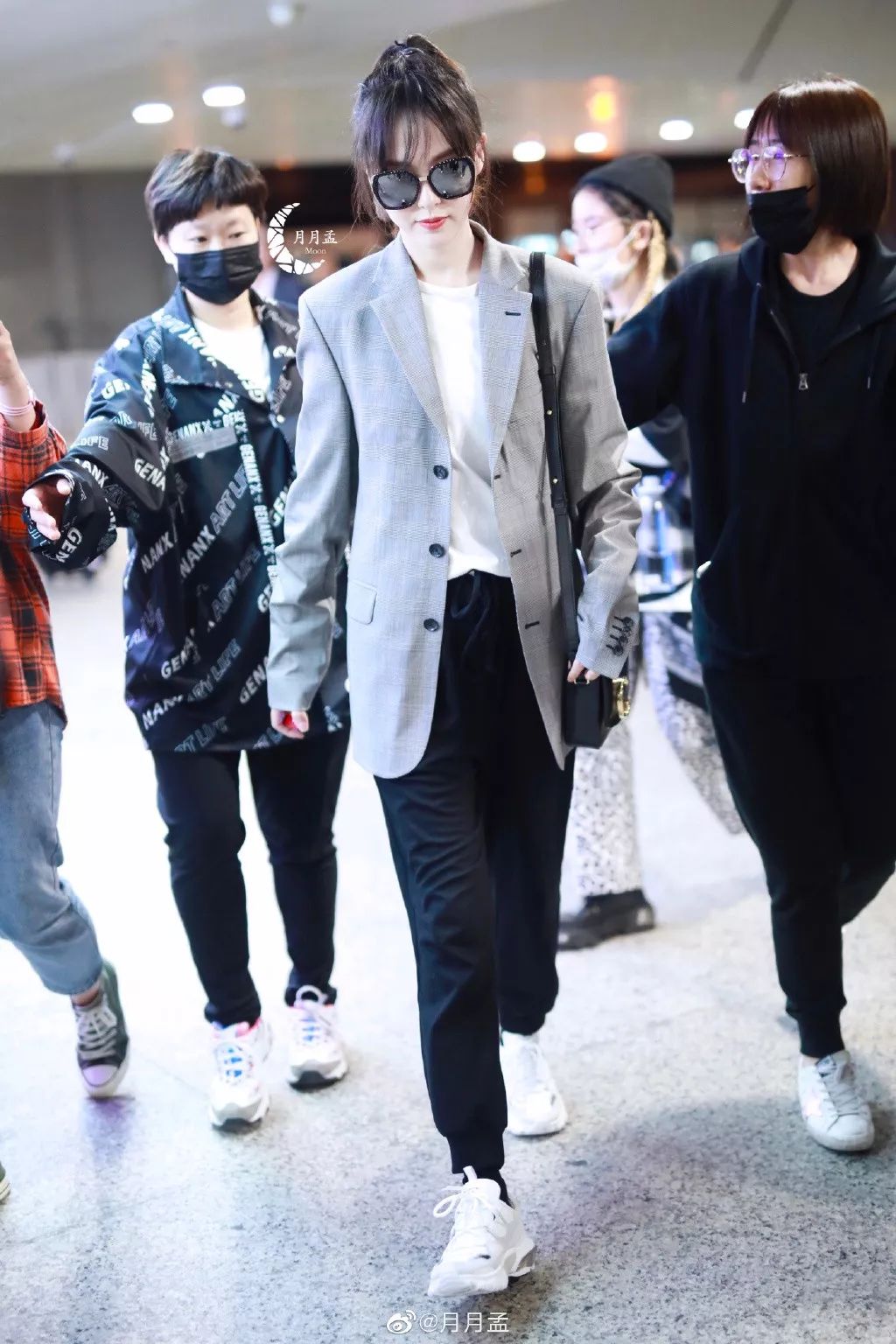 唐嫣也这么缺钱的吗?卖网友二手衣服不仅起球还破洞