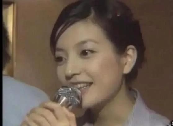 赵薇早年唱k照曝光，谁注意到她后面的金发男，今成绝世渣男