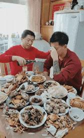 老虎：这是我准备养大吃的，你来凑什么热闹