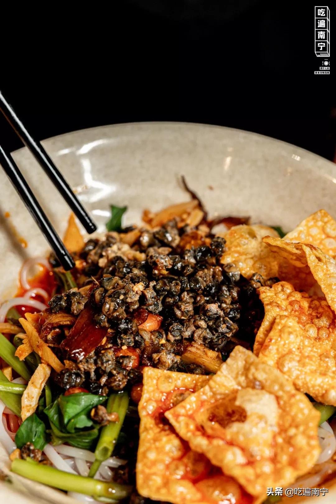 最近有一家特别火的螺蛳粉店,广西南宁西乡塘皇冠螺螺蛳粉