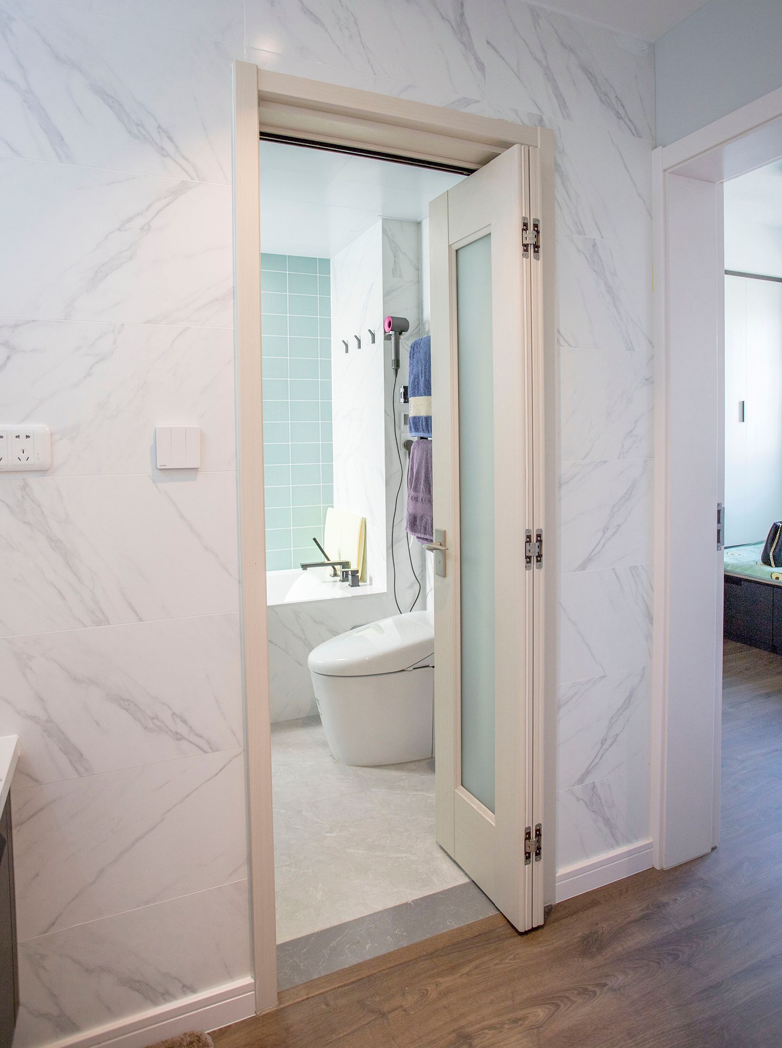 103㎡收纳满分，电动窗帘、上轨道移门和阳台吧台让家一键变高级