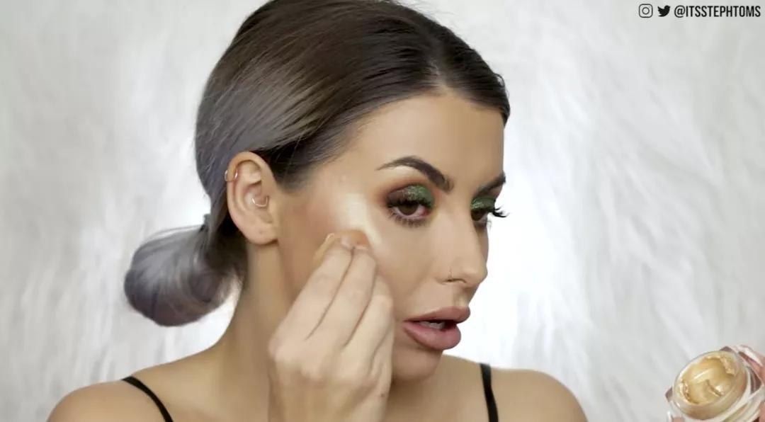 佟丽娅将任春晚主持，却被质疑稳输董卿？但在妆容上她确实赢了..