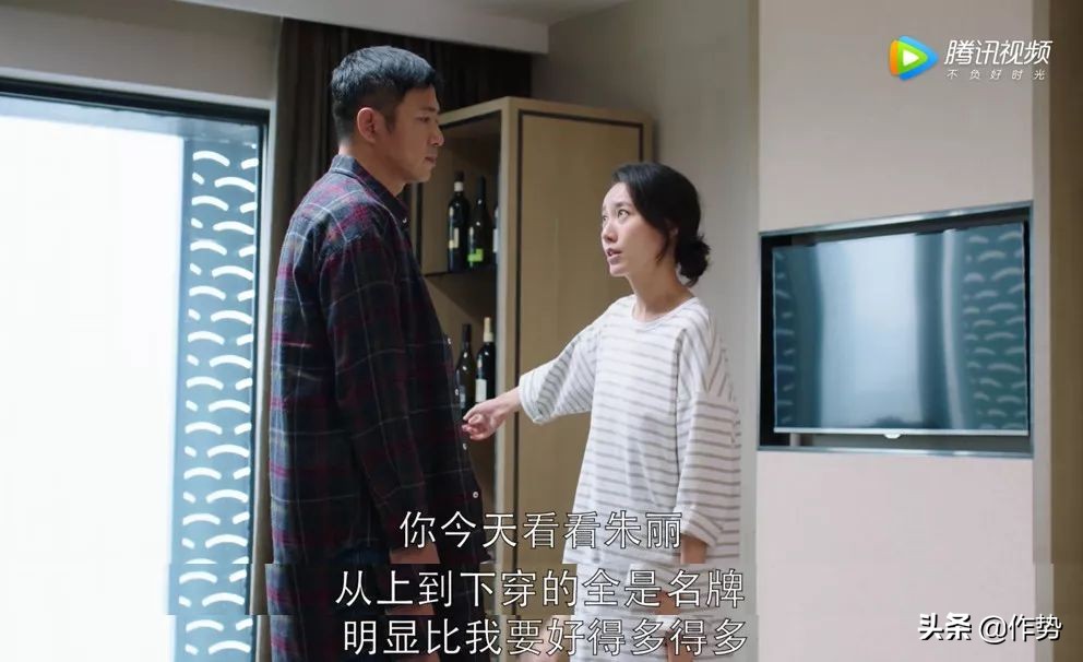 打开《挺好的》苏明玉两位嫂子的衣橱，二嫂穿的竟是国际大牌？