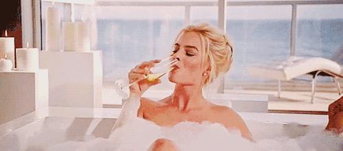 背部搓澡的方法,一个人搓澡怎么搓到后背