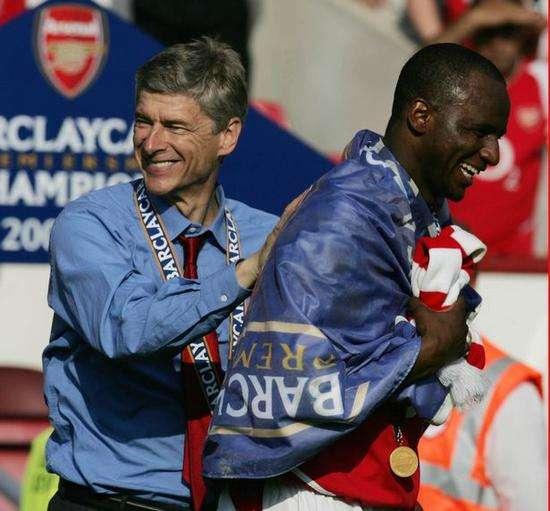 基恩与维埃拉,基恩在球员通道怒怼维埃拉翻译