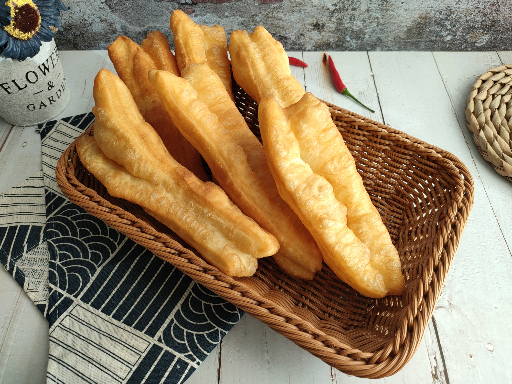 如何快速炸油条又脆又蓬松,怎样炸油条又软又蓬松配方视频