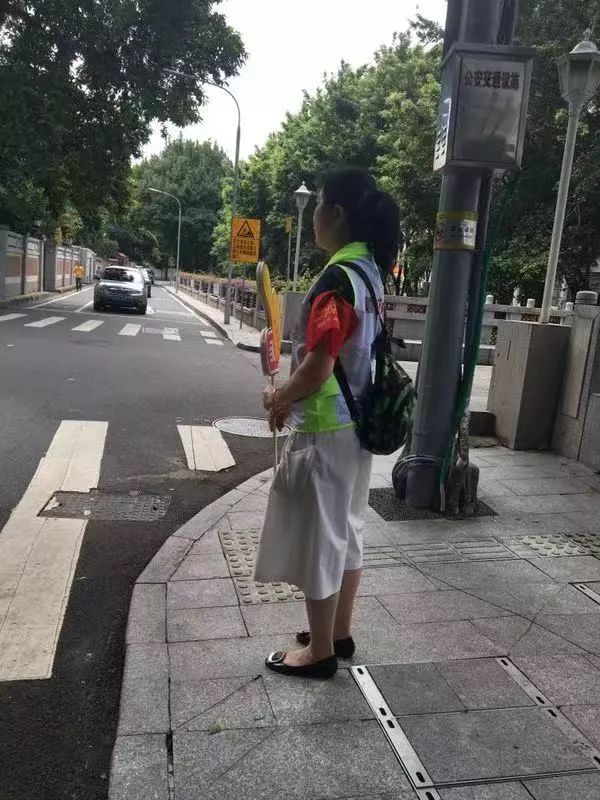 持续推进在职党员进社区志愿服务,在职党员下沉社区开展志愿服务