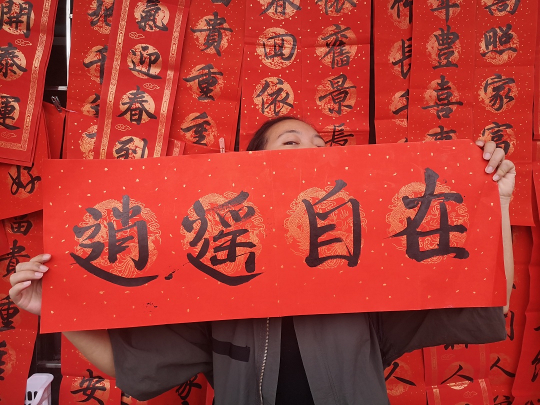 在森林书店的日子,在森林里看书的女孩