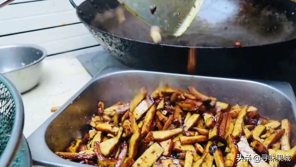 70岁大叔卖自创小吃40年,70岁老人在街边卖美食