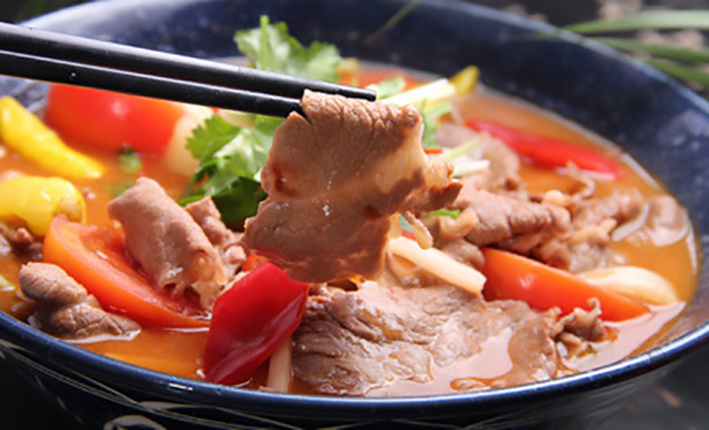 农村大叔养牛100头年收入100万,农村大叔养牛6000头