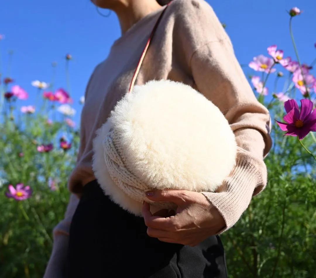 王嘉尔一碰她就被嗲到？年年牵手男爱豆的毛绒小公主谁不想要？