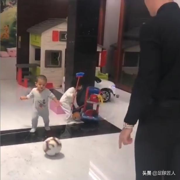 c罗儿子踢球的基因,c罗的二儿子足球天赋