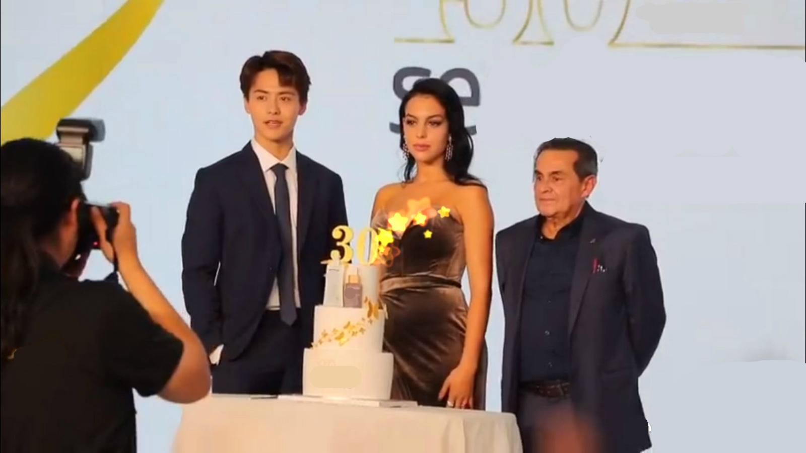 c罗和女友写真视频,c罗女友维密走秀