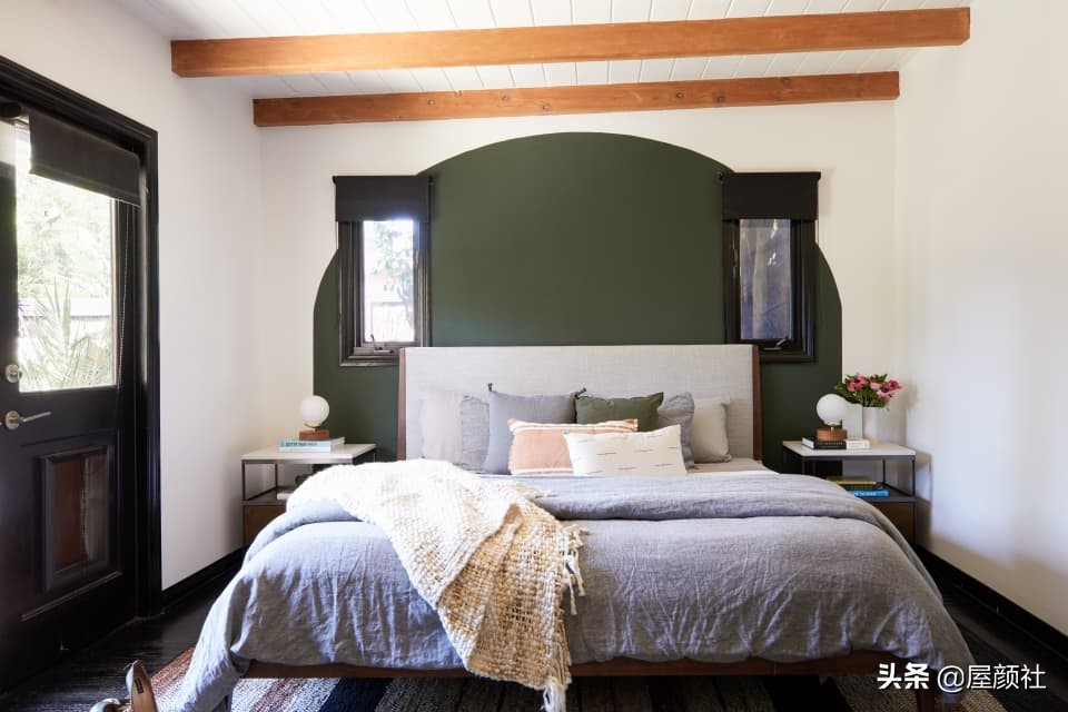 好莱坞明星詹妮娜的豪宅曝光。混搭复古，大胆涂色，居然还配秋千