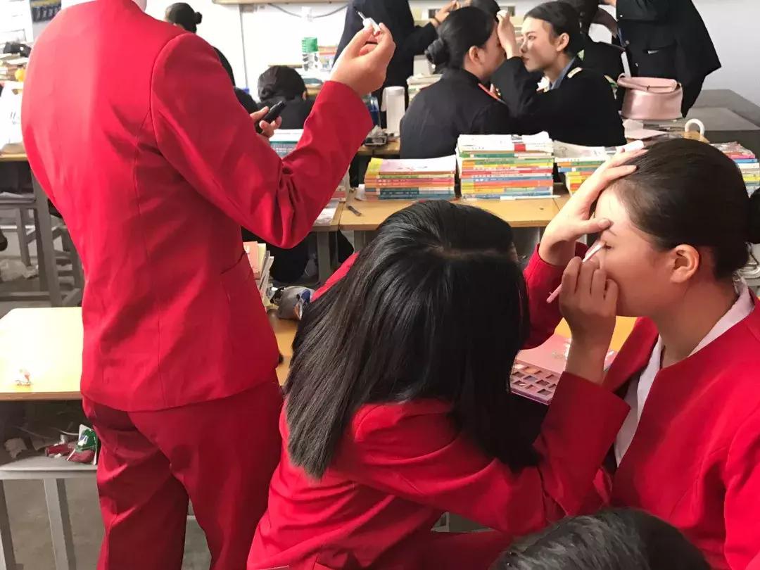 三尺讲台书写桃李芬芳,三尺讲台书写青春芳华