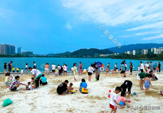 长沙梅溪湖小孩玩沙子,长沙梅溪湖游玩孩子