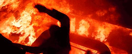 发生烫伤时的应急处理方法,男子被开水烫伤