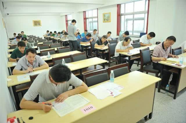 为什么学校的英语老师都是女教师,大学英语老师为什么都那么漂亮