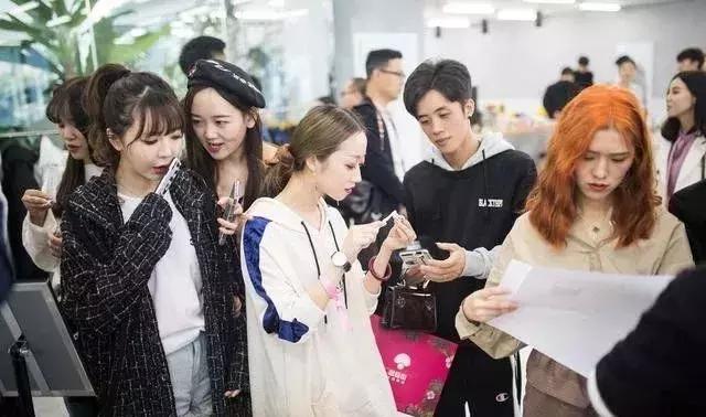 主播疯狂卖货,网红主播卖货最火爆套路