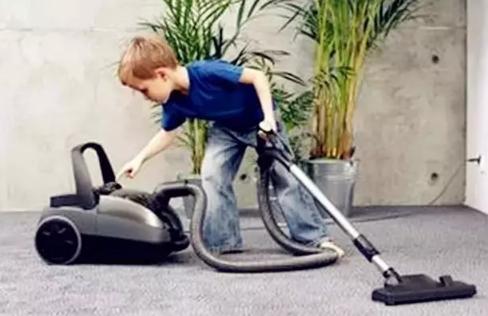 父母寒假赖床玩手机，7岁儿子做早饭，网友：这届父母真难带