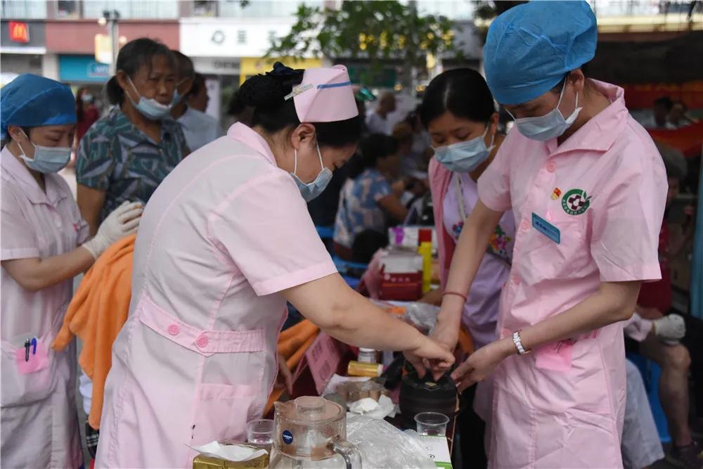 中医义诊进社区服务居民零距离,中医文化进社区健康义诊暖民心