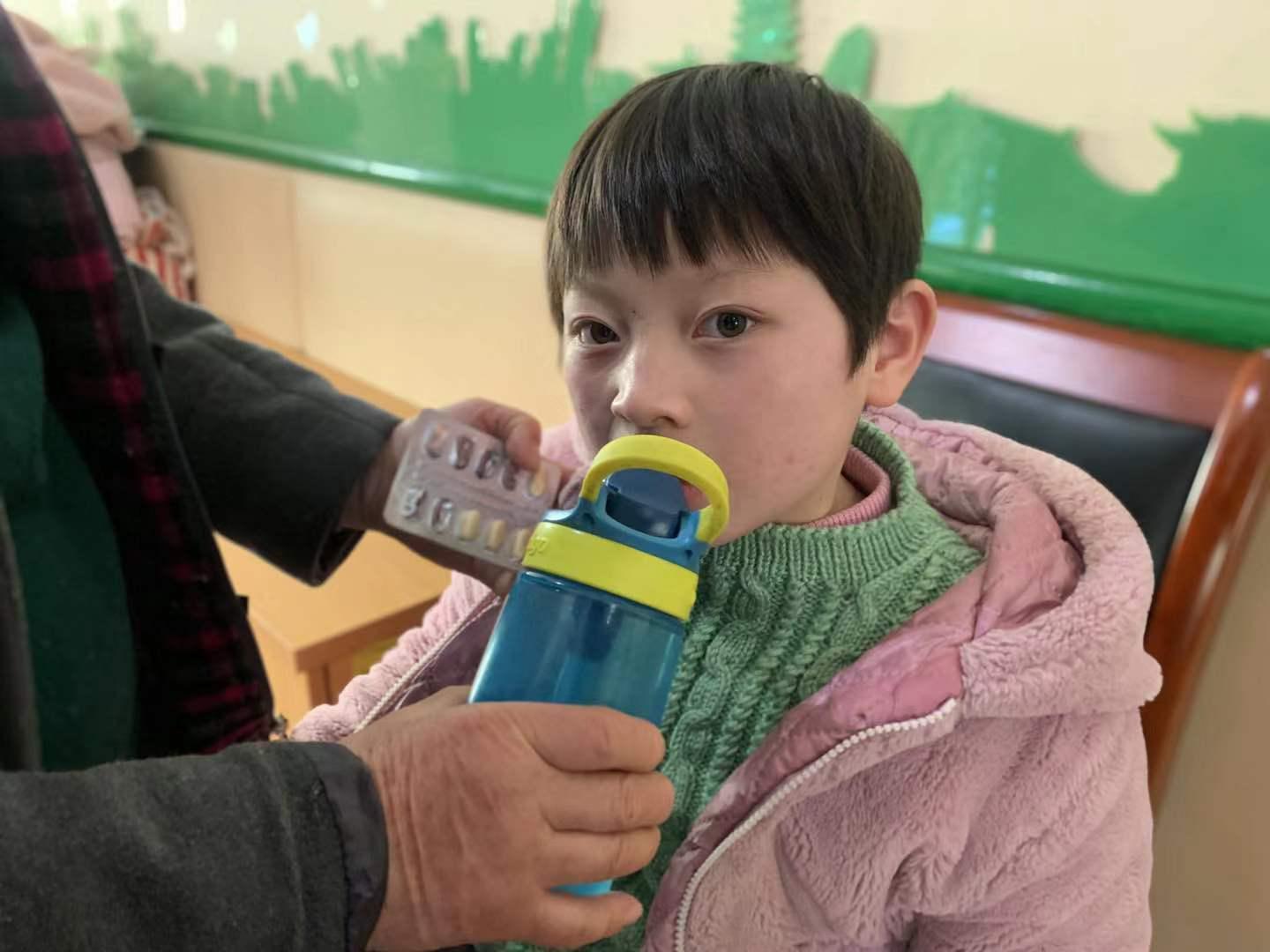 8岁女孩被称“快乐木偶”,总是笑容灿烂,家人却整日以泪洗面