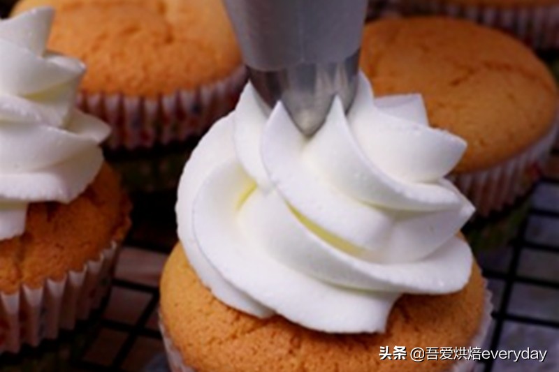 奶油纸杯蛋糕制作方法全过程,零失败的纸杯蛋糕详细做法教程