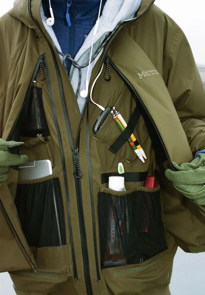 加拿大鹅羽绒服黑标好还是红标好,加拿大鹅羽绒服在加拿大卖多少钱