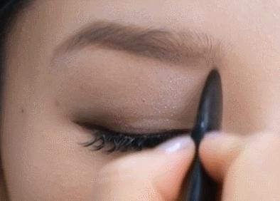 宽眼距塌鼻梁如何靠化妆逆袭？