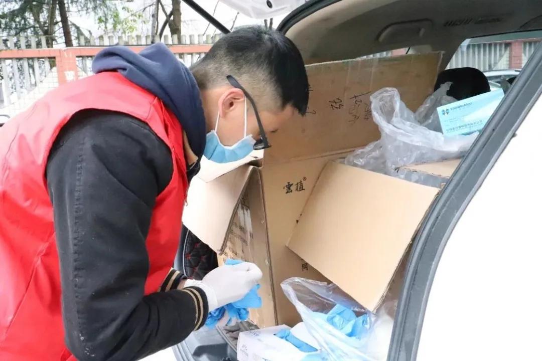 袁慧伦：一抹志愿红，温暖“战疫”路