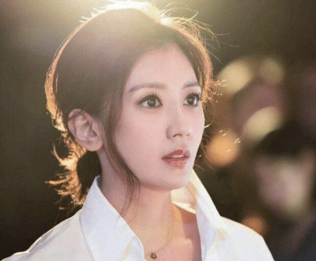 讨厌你闷热的刘海了吗，不妨改变一下它