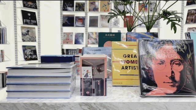 关店潮中，他在三里屯开了一家奢侈书店，用傲气向世界发起挑衅