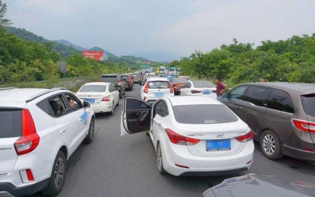 高速路上堵车了想小便怎么办,堵车怎样解决小便