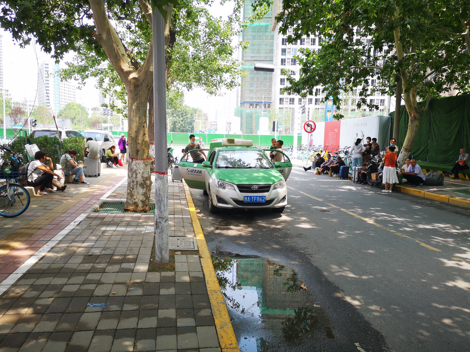 暗访郑州客运站,都市报道郑州大巴车站外揽客