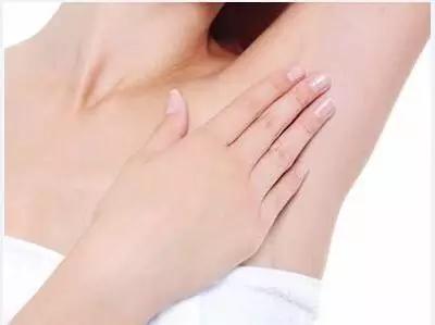 背部湿气重长痘怎么办,作息不规律后背长痘