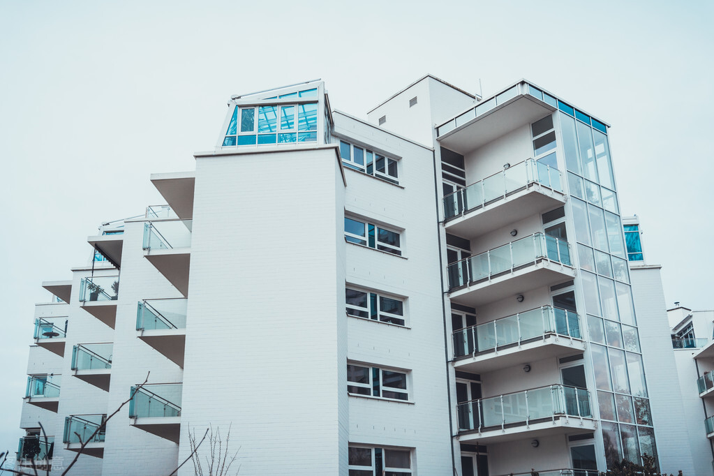 顶楼跟顶楼到底买哪个好,房子买顶楼有哪些缺点和优点